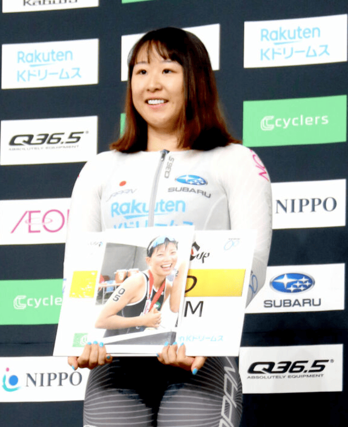 梶原悠未 在日本自由車菁英全能賽中拿下優勝,她帶著宮崎集的照片上台,將獎項獻給她。圖片來源