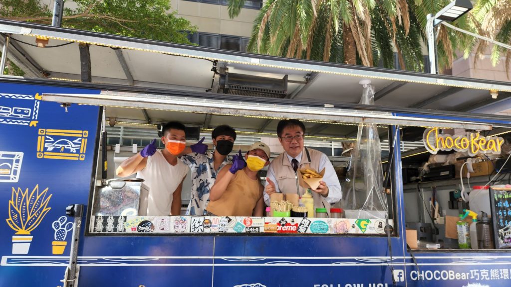 台南市長黃偉哲介紹台南特色炸雞