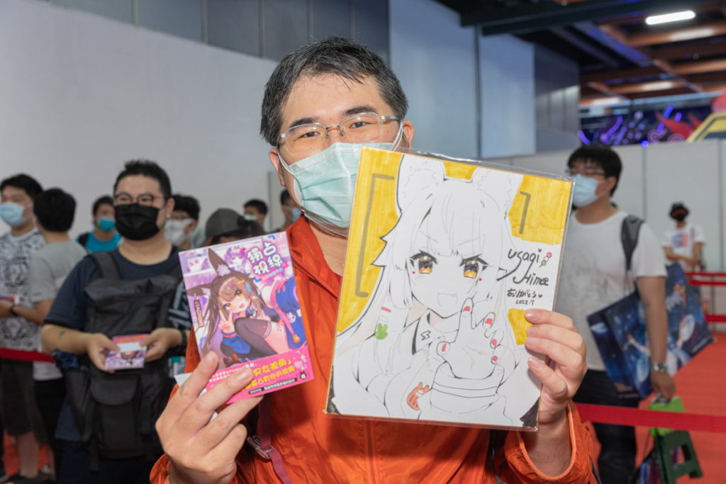 _現場對兔姬老師告白後獲得簽名板的幸運粉絲