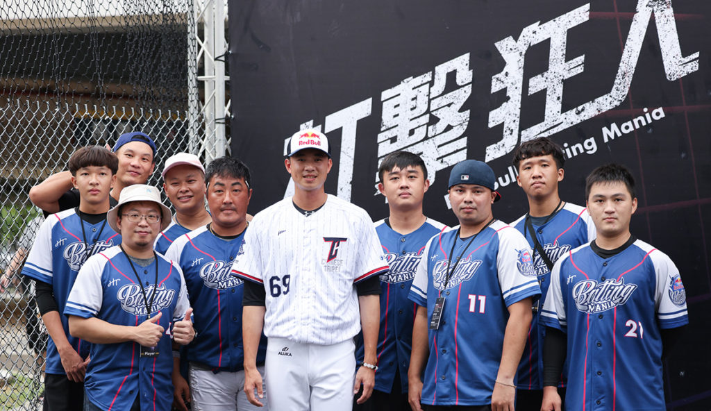 Red Bull運動員黃子鵬現身為Red Bull Batting Mania打擊狂人選手打氣