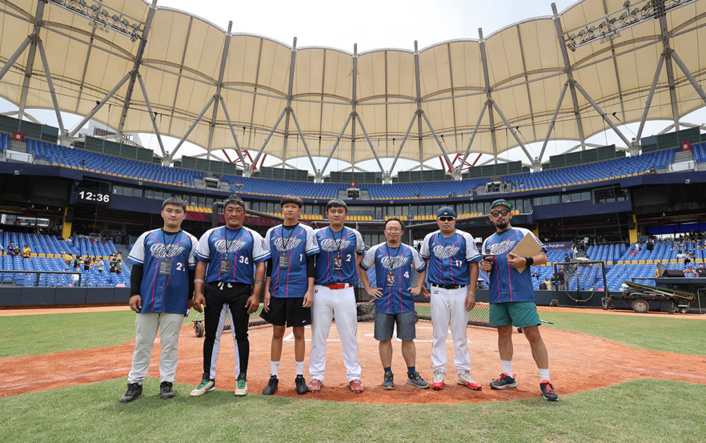 Red Bull Batting Mania最終決賽由「野球乾一杯」主持人阿強主持,圖為阿強與打擊狂人六強合照