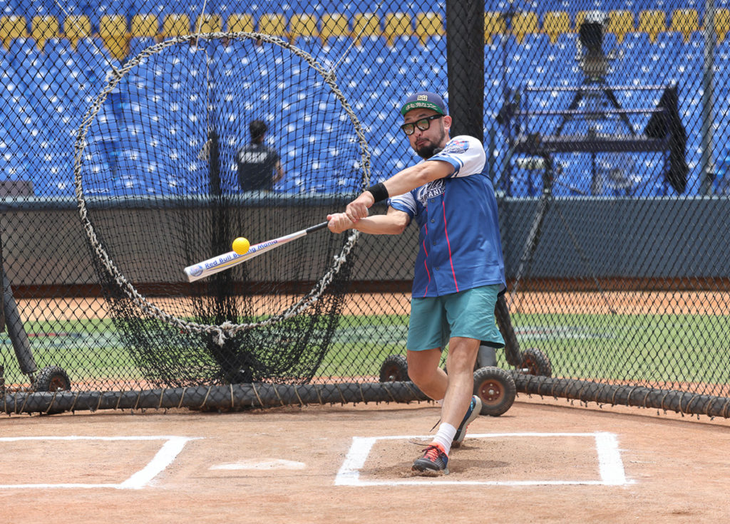 「野球乾一杯」主持人阿強率先於Red Bull Batting Mania打擊狂人決賽體驗打擊開場,直呼「能在球場上揮棒就是圓夢!」