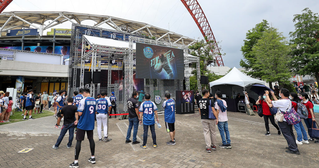 Red Bull Batting Mania打擊狂人於中職明星賽期間,在場外設有打擊場,開放民眾免費體驗,並架設明星賽賽事轉播,讓人感受熱血的棒球魅力 (1)