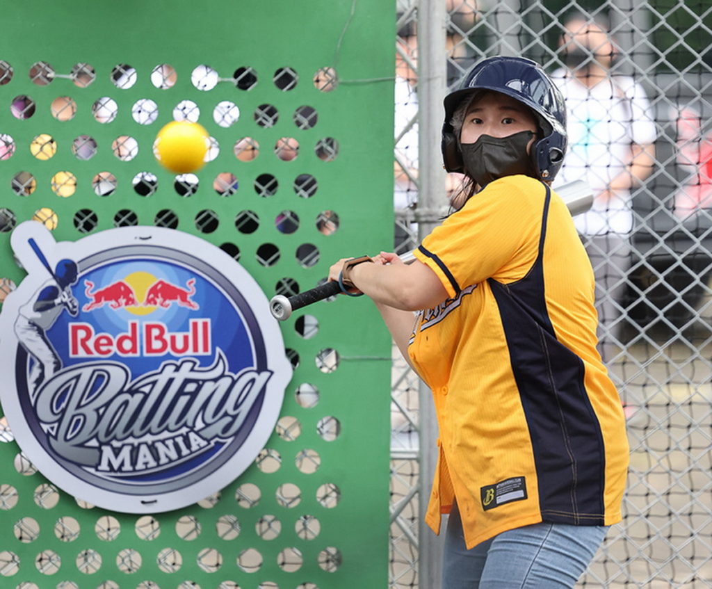 民眾於中職明星賽場外,體驗Red Bull Batting Mania打擊狂人