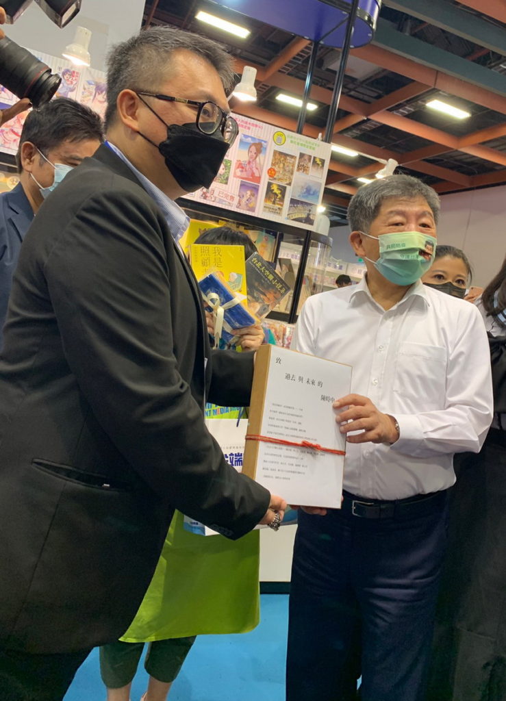 尖端出版陳執行長(左)贈送陳時中(右)原創書籍以及防疫口罩留影