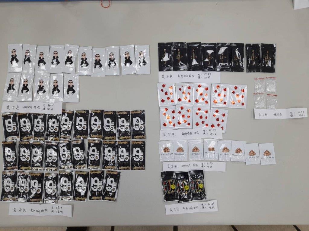 臺北市保安警察大隊第二中隊查獲分別摻有第二級毒品安非他命、MDMA、第三級毒品卡西酮果汁包共71包
