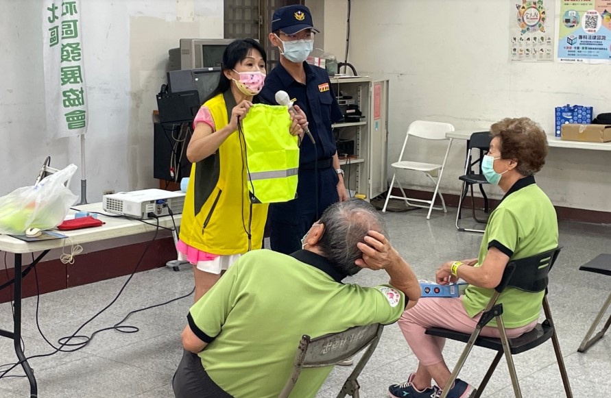 ▲高齡者出門應儘量穿著鮮豔明亮的衣物 (圖/台中市警察局 提供)