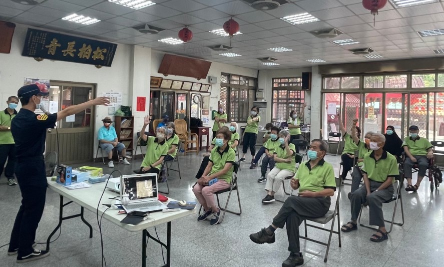 ▲活動最後以有獎徵答方式加深長者印象,現場氣氛熱絡 (圖/台中市警察局 提供)