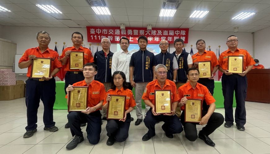 ▲會中特別頒獎表揚資深與績優義交人員 (圖/台中市警察局 提供)