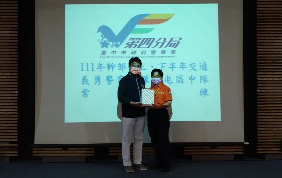 ▲義交大隊長胡栢墩頒獎表揚績優義交夥伴 (圖/台中市警察局 提供)