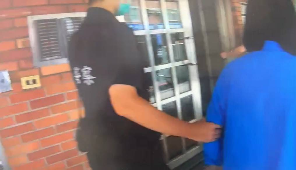 婦大熱天倒路旁無動靜 蘆竹警消即刻伸援 16 337227