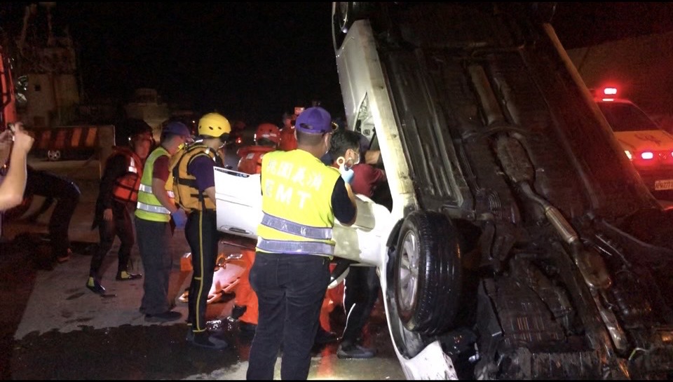 連人帶車墜竹圍漁港 駕駛失去意識送醫搶救 22 S 18538731