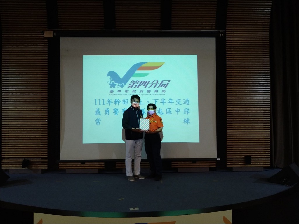 圖片說明:義交大隊大隊長胡栢墩頒發表揚績優義交同仁。(記者謝榮浤翻攝)