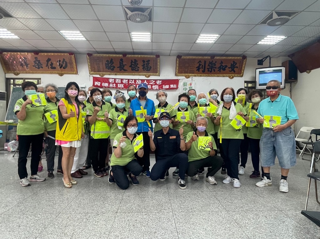 圖片說明:臺中市政府警察局交通警察大隊深入社區宣導交通安全觀念後合影。(記者謝榮浤翻攝)