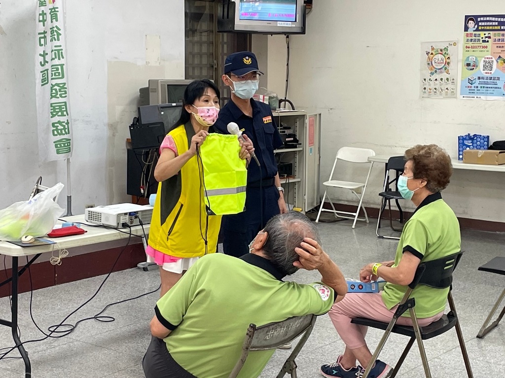 圖片說明:臺中市政府警察局交通警察大隊首度配合交通部「路老師」林滿小姐深入社區宣導交通安全觀念。(記者謝榮浤翻攝)