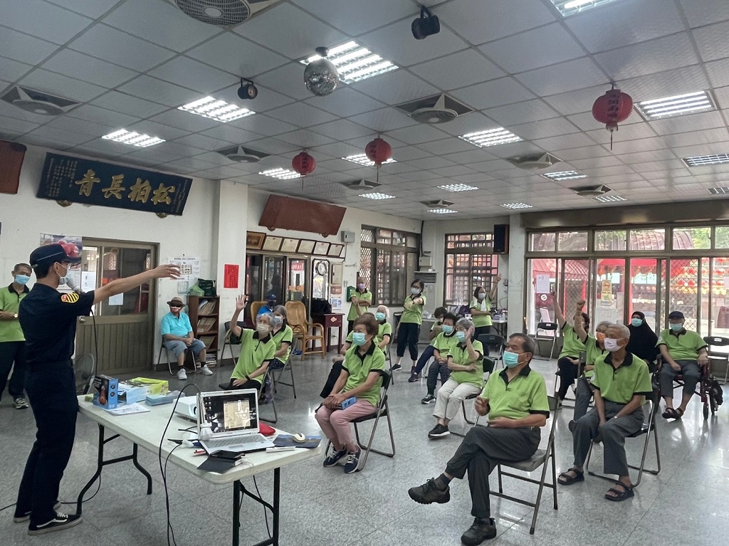 圖片說明:臺中市政府警察局交通警察大隊深入社區宣導交通安全觀念社區居民熱烈參與。(記者謝榮浤翻攝)