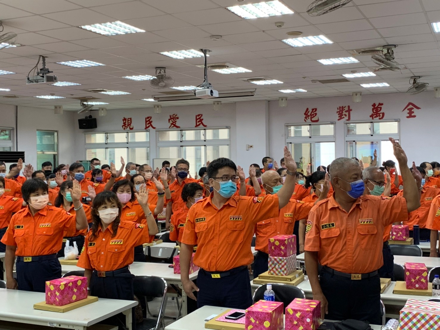 圖片說明:臺中市交通義勇警察大隊及直屬中隊111年度常年訓練教授交通指揮手勢義交無不熱烈參與。(記者謝榮浤翻攝)