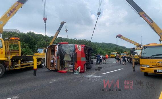 國道大溪段車禍15人輕傷 大客車變換車道不當擦撞大貨車翻覆肇禍