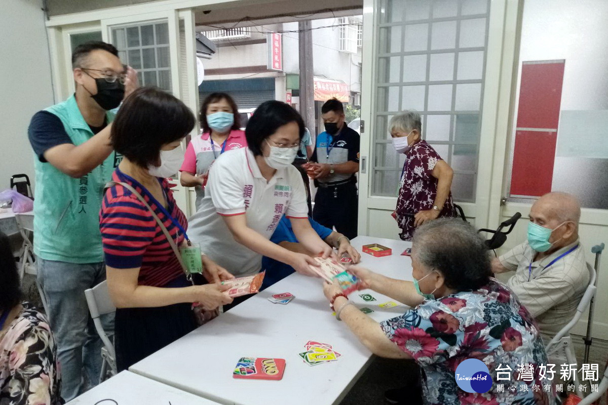 台灣民眾黨桃園市長參選人賴香伶前往中壢區興南里關懷據點參訪。