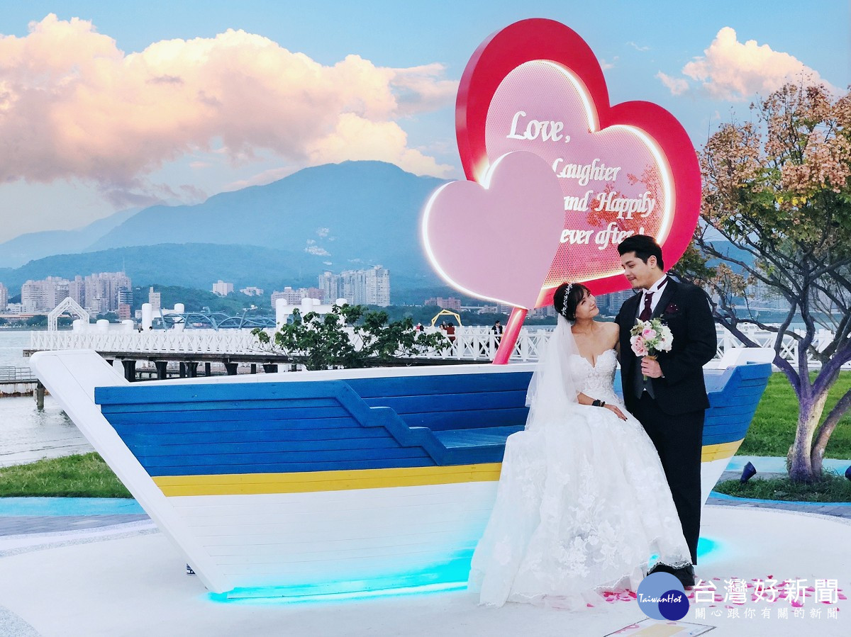 八里結婚廣場景點水岸粼粼波光,河海夕陽滿是浪漫