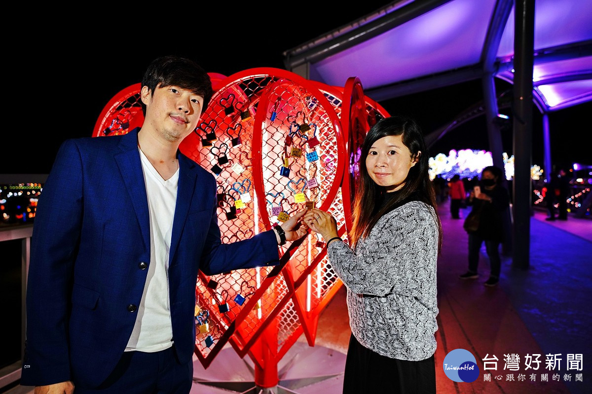 三重辰光橋愛情鎖景點,只要將自己和心儀的名字寫在鎖上,掛於愛情樹或辰光之心上,倆人的愛情將如鎖般的堅定不移