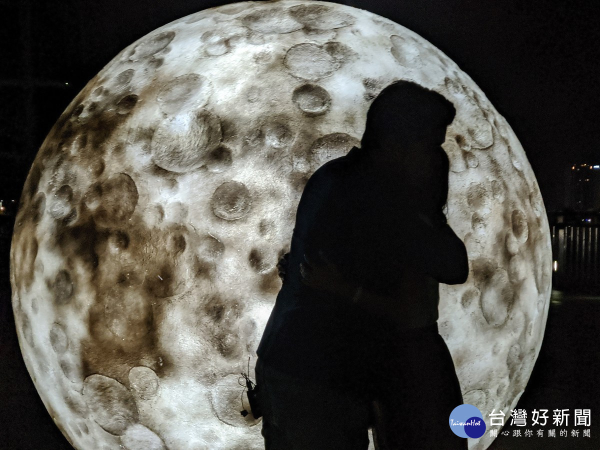 板橋新月橋巨型月球景點,位在新月橋的天空步道旁,在巨型月球旁拍下最美的剪影,無限放閃,浪漫整個夏夜