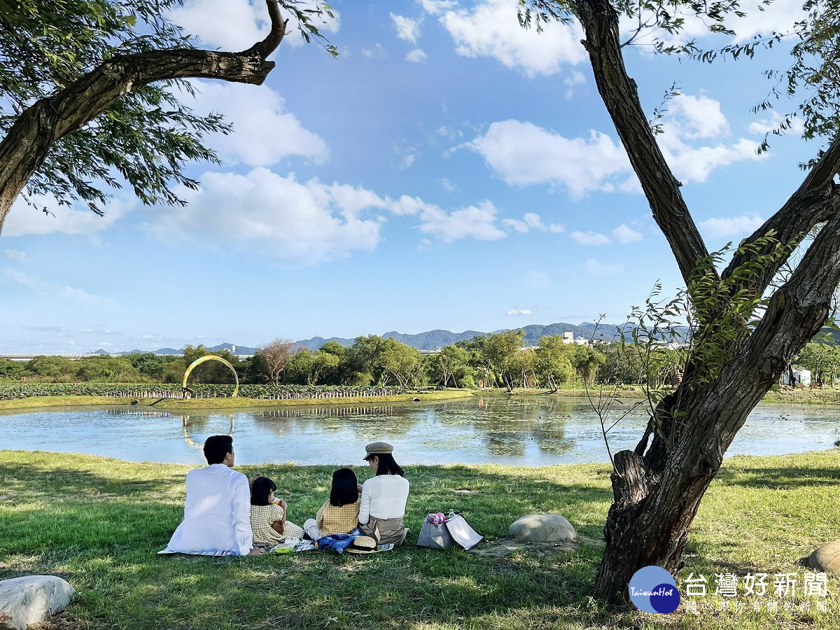 樹林山佳荷花池景點,夏日炎炎「荷」你相遇,又到了荷花盛開的季節,夏荷在池畔中婆娑搖擺的姿態,與池面相互輝映