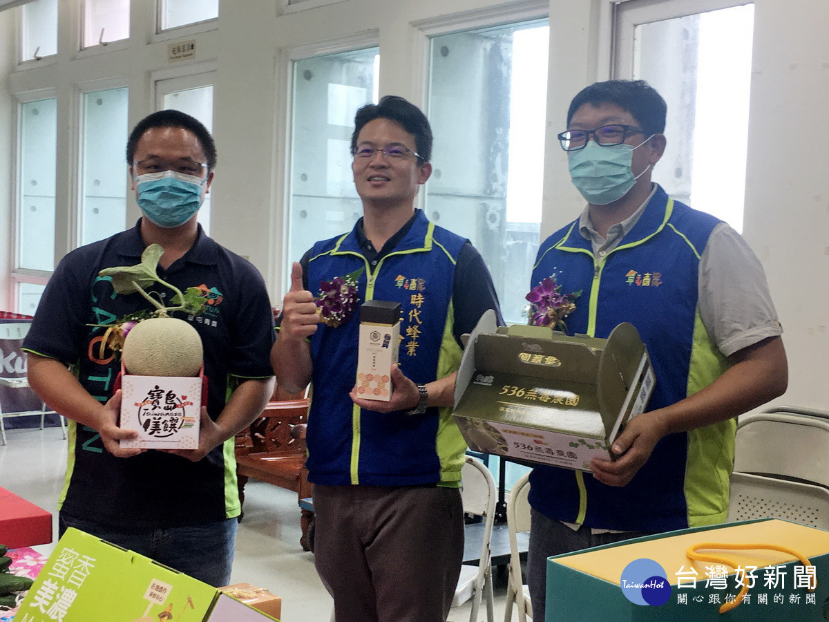 3位青農獲選百大青農實至名歸。(記者扶小萍攝)