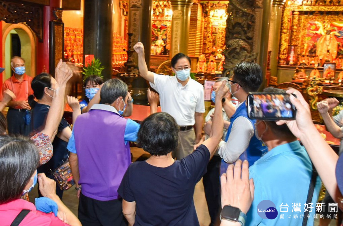 張善政獲得民眾熱烈的歡迎,民眾並搶著和張善政合照