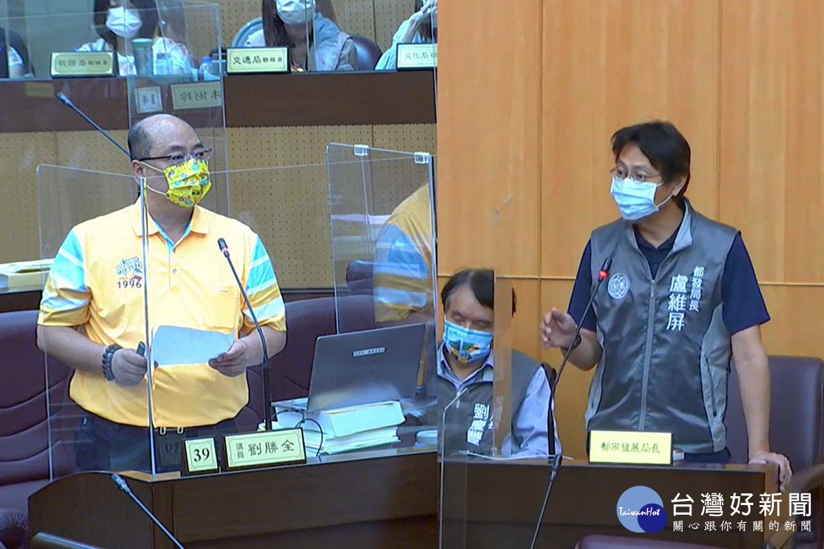 針對桃園市南崁都市計畫第三次通盤檢討案,桃園市議員劉勝全質詢園市府都發局長盧維屏。