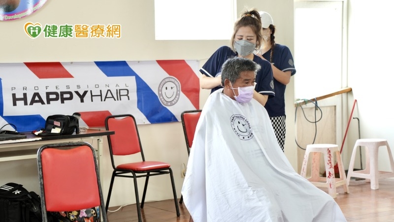 北醫楓杏澎湖義診送暖 攜手Happy hair照護居民