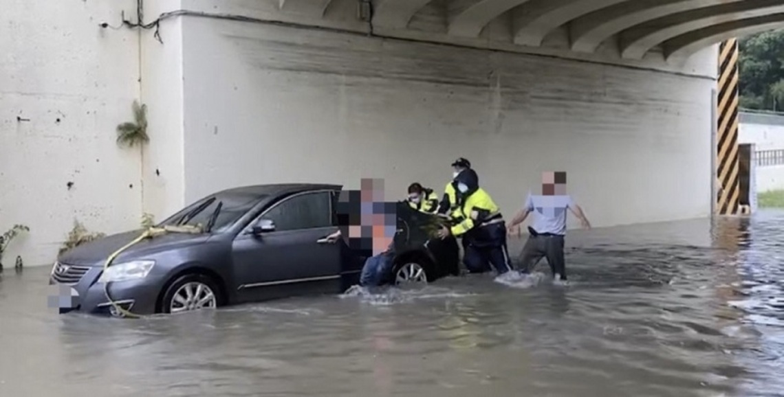 台南警方救雨患受困車駕駛通緝犯就逮