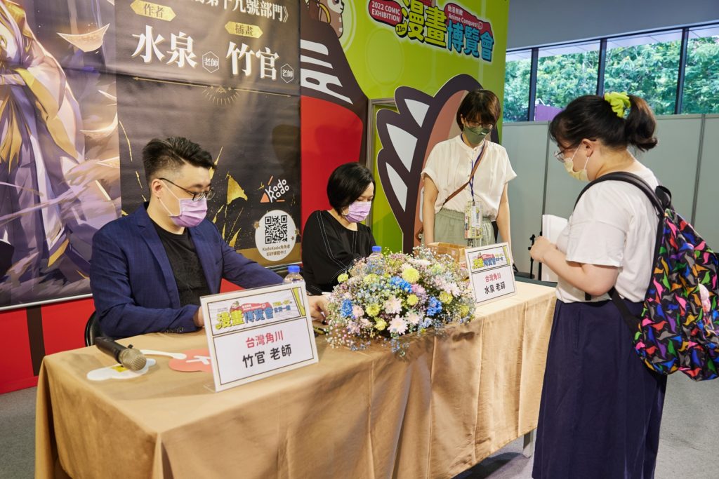 老師簽名時與粉絲聊天話家常