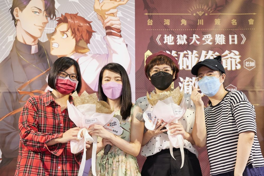 兩位老師與獻花粉絲代表合照