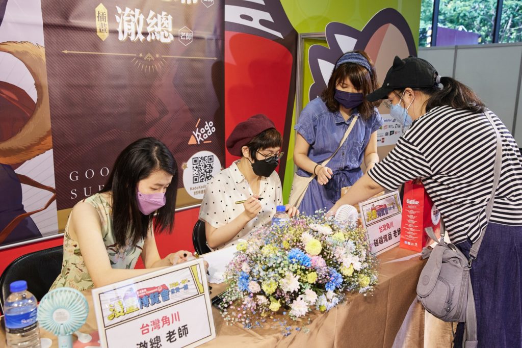 老師簽名時與粉絲開心互動