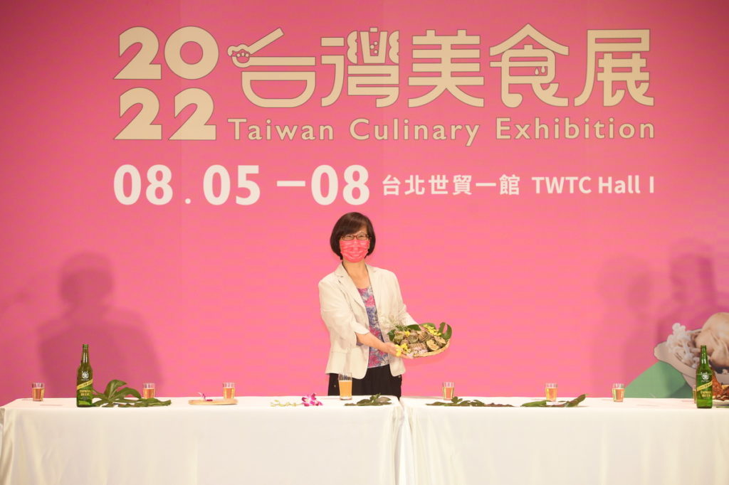 原民會經濟發展處蔡妙凌副處長介紹原民節慶小米粽-阿拜