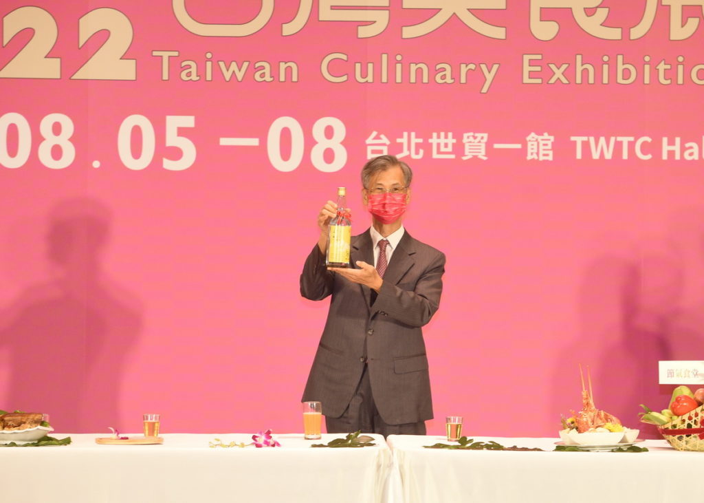 財政部國庫署蕭家旗署長介紹台灣認證佳釀-玉山台灣高粱酒