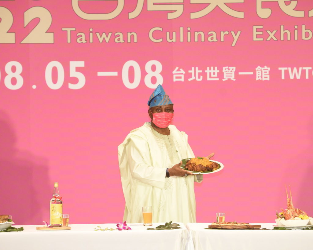 奈及利亞在台辦事處處長Ibrahim A.Ahmed介紹羅夫飯(Jollof Rice)
