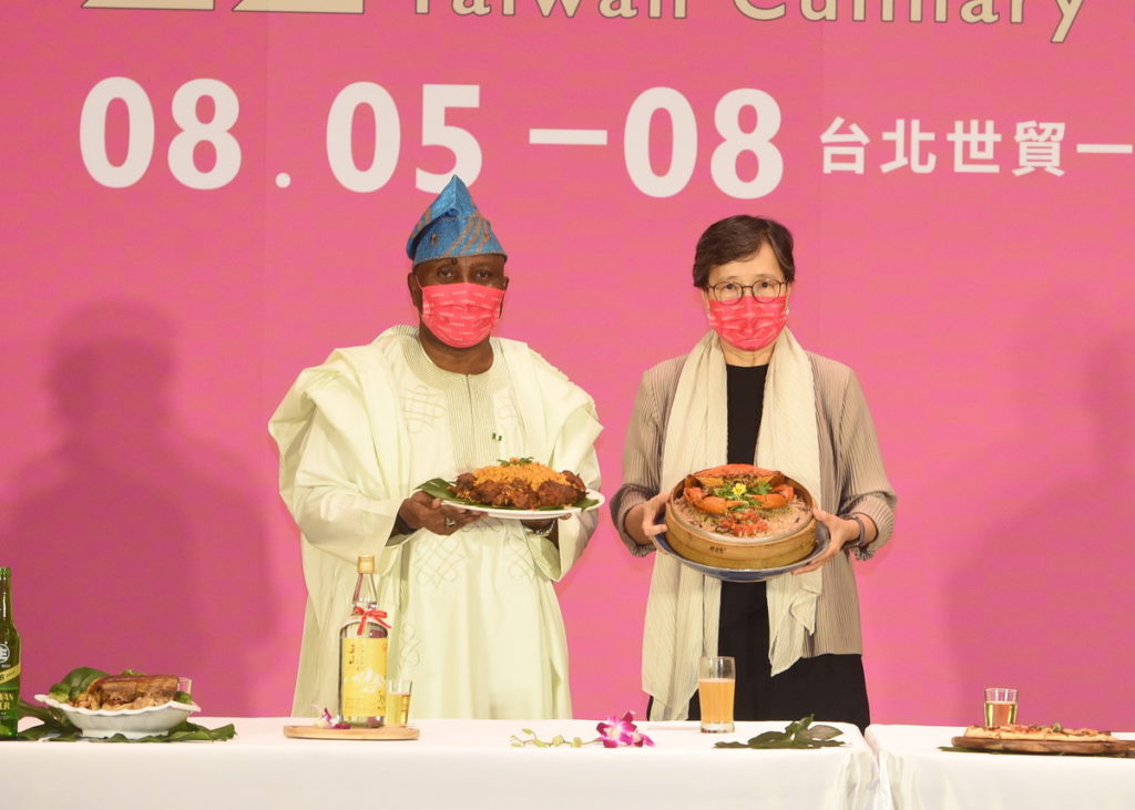 奈及利亞駐駐華商務辦事處阿邁德處長端出夫人親自烹煮的加羅夫飯,與台灣觀光協會
