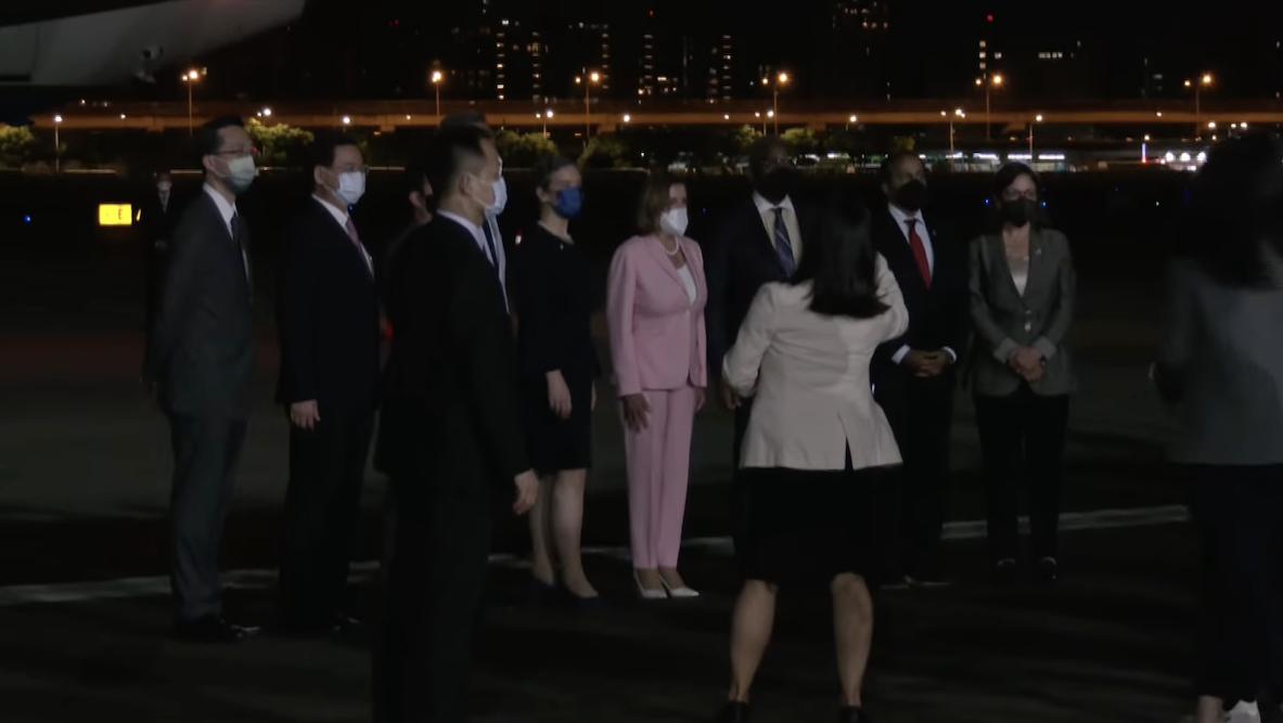 【裴洛西訪台】冒著台海危機的風險 裴洛西晚上10時43分飛抵台灣 29 美國眾議院議長裴洛西2日晚上10時43分抵達台灣,約於10時54分至55分之間走下飛機,並與現場人等合影。