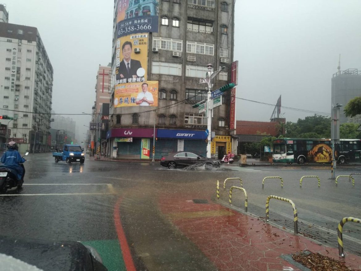 雨彈來襲!桃市多路段積水警即時交通疏導 16 483679 scaled