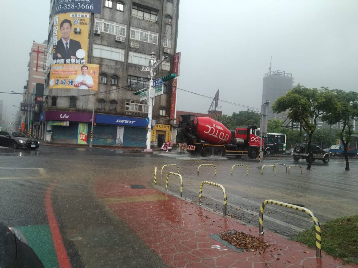雨彈來襲!桃市多路段積水警即時交通疏導 17 483678 scaled