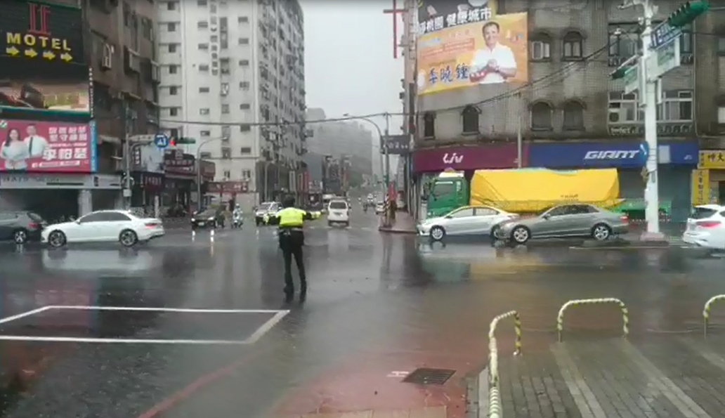 雨彈來襲!桃市多路段積水警即時交通疏導 15 1659412078190