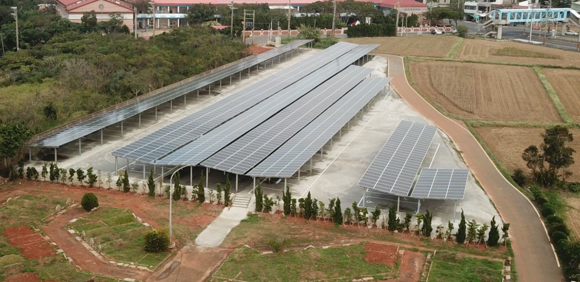 桃園第二期溫室氣體管制方案 力拼轉型零碳城市 6 3.新屋區第8公墓採用綠能停車棚架方式 修