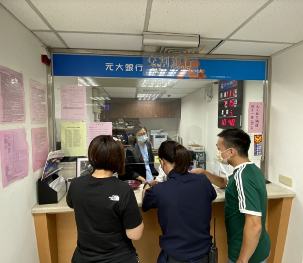 圖片說明:臺中市政府警察局第四分局大墩派出所員警趕赴元大銀行,關懷歐女釐清案情,發現是詐騙集團的騙局。(記者謝榮浤翻攝)