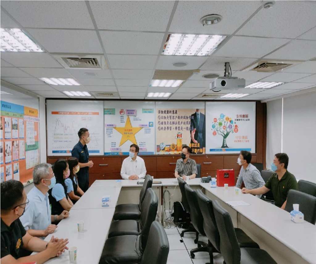圖片說明:臺中市政府警察局鄧副局長親至元大銀行感謝行員與警察聯手阻詐,保護民眾荷包。(記者謝榮浤翻攝)