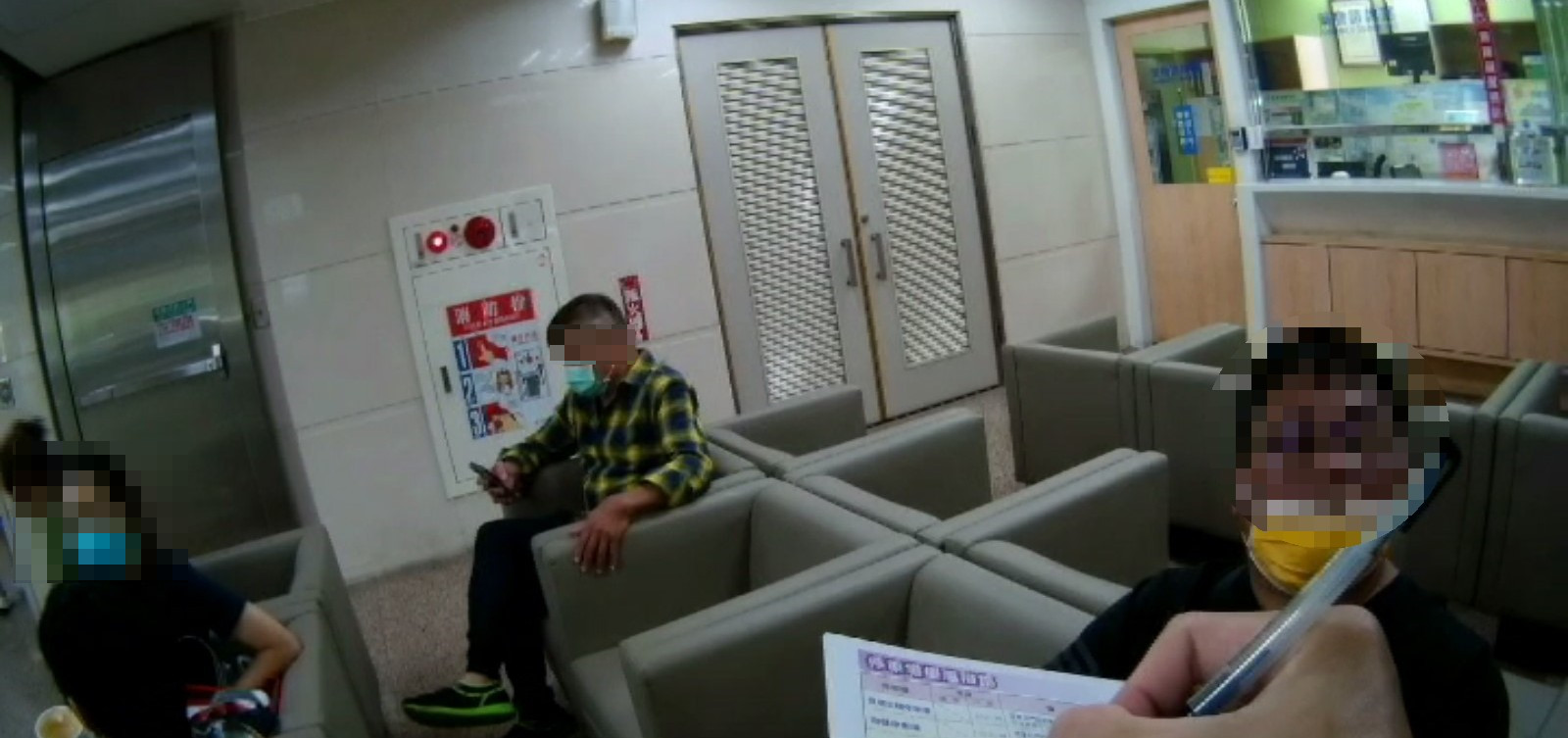 圖片說明:臺中市政府警察局第二分局永興派出所以筆談方式助沈姓聽損者火速尋找回機車。(記者謝榮浤翻攝)