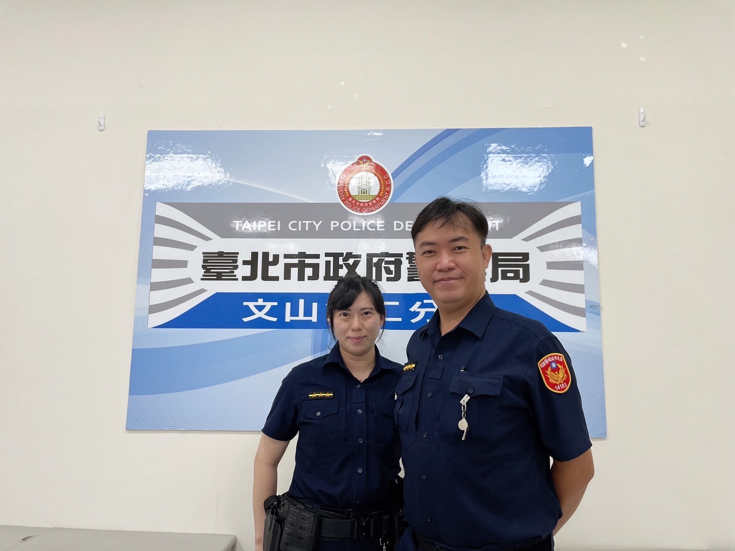 圖片說明:景美所員警張家維(右)、蔡宜臻(左)成功阻詐16萬元。(記者趙靜姸翻攝)