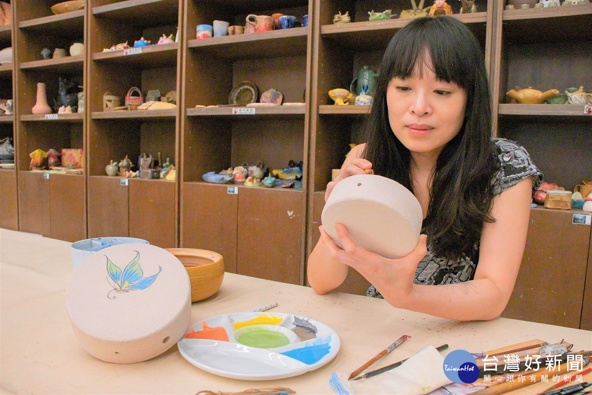 目前正在陶博館駐村創作的陶藝家蔡慧盈,帶來質感工作坊「叮叮咚咚轉魔術」,歡迎大家報名體驗彩繪陶片、陶珠,體驗上釉的趣味