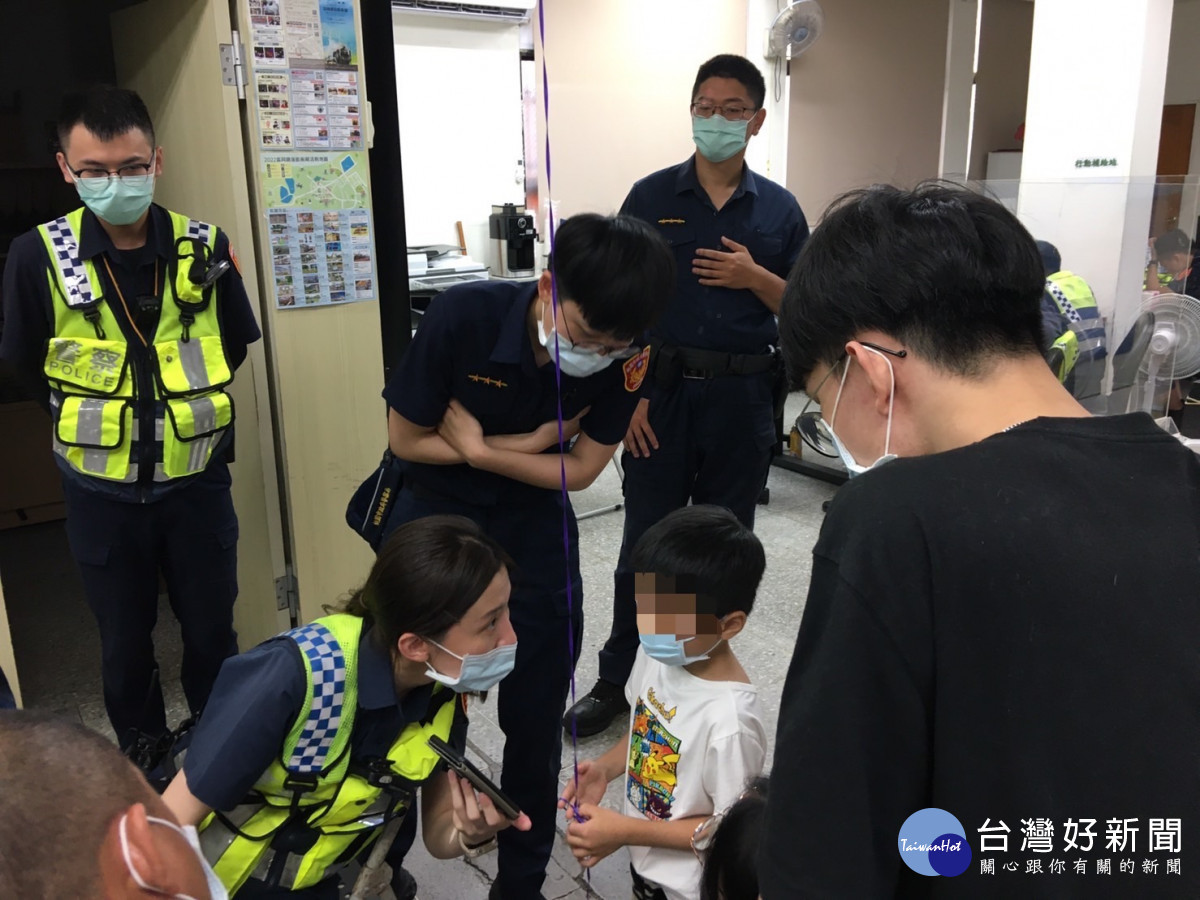 男童走失,在富岡派出所同仁耐心詢問下,迅速與家人團聚。<br /><br /> <br /><br />